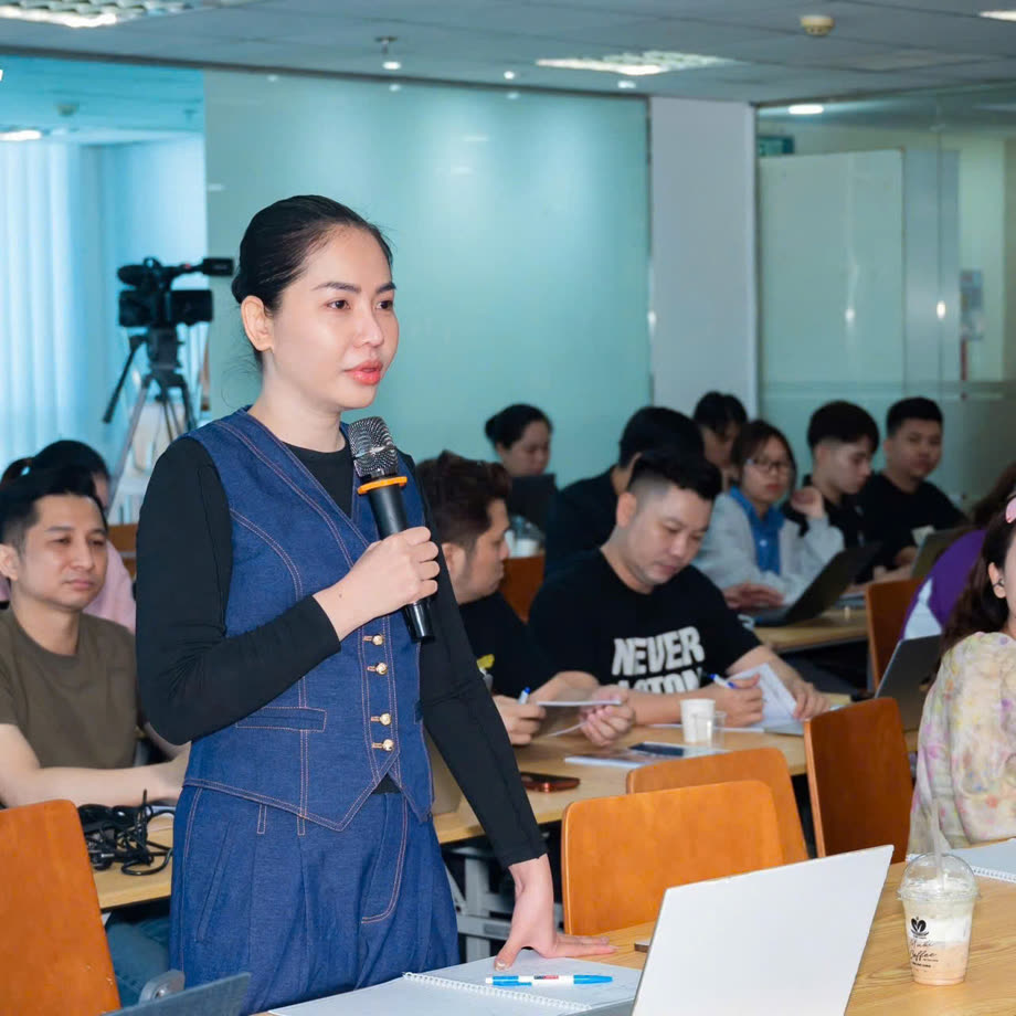 Nguyễn Ngọc Giàu đứng lớp chia sẻ với học viên